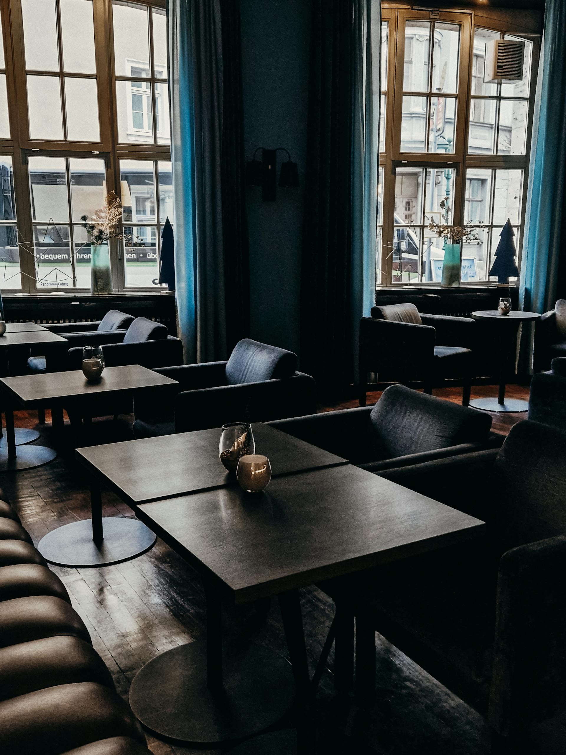 Intérieur en pierre du restaurant, lumière chaude
