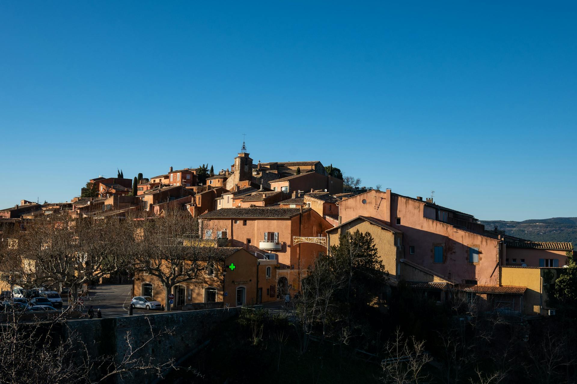 Terrasse de pierre au crépuscule à Mougins village, bougies allumées